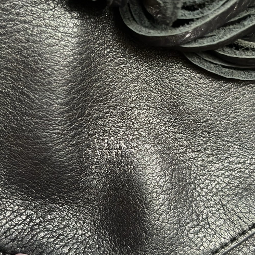 Vince Camuto black leather bucket crossbody bag, cinch top and tassels - Picture 6 of 17